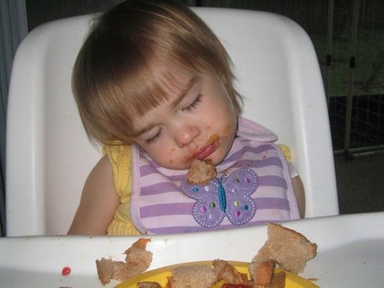 Дети, уснувшие во время еды