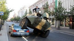 Мэр Вильнюса на БТР раздавил неправильно припаркованный автомобиль