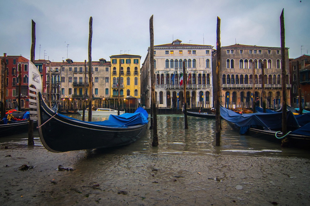 Гондолы на мели в Венеции