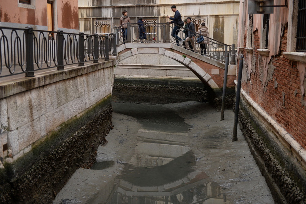 Гондолы на мели в Венеции