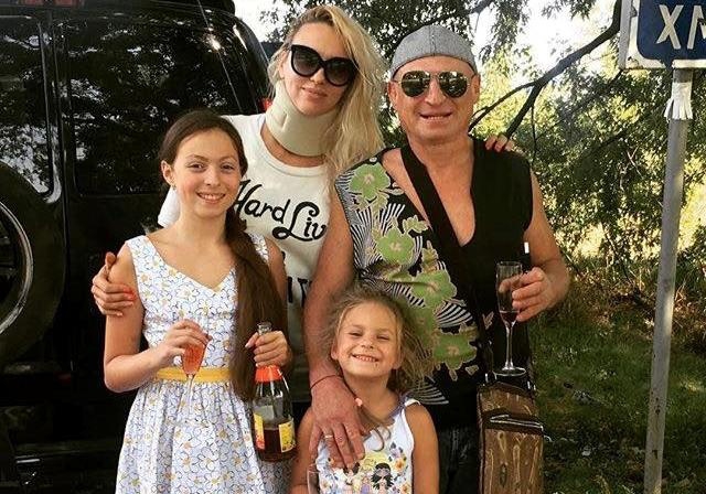Оля Полякова з чоловіком та дітьми - фото 225253