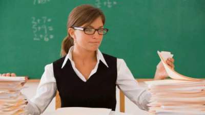 Смешно до слез: итальянскую учительницу уволили за орфографические ошибки