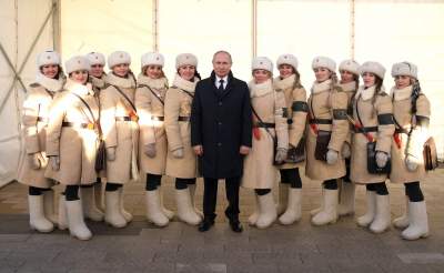 Фото Путина в обществе миниатюрных девушек насмешило соцсети