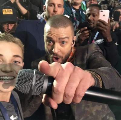 Мальчик, уткнувшийся в телефон на концерте Тимберлейка, стал героем фотожаб