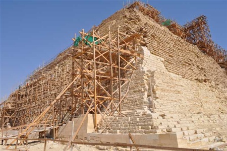 Древнейшая пирамида Египта оказалась под угрозой обрушения