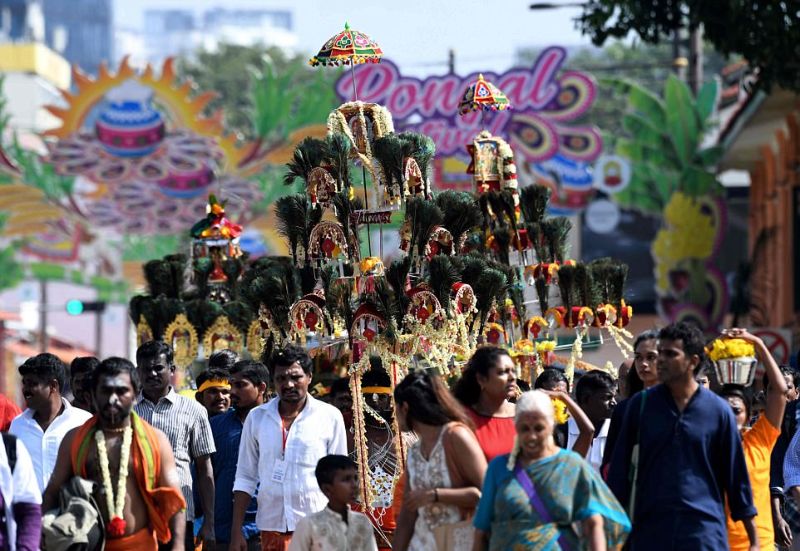 Веселый индуистский праздник с проколотыми участниками
