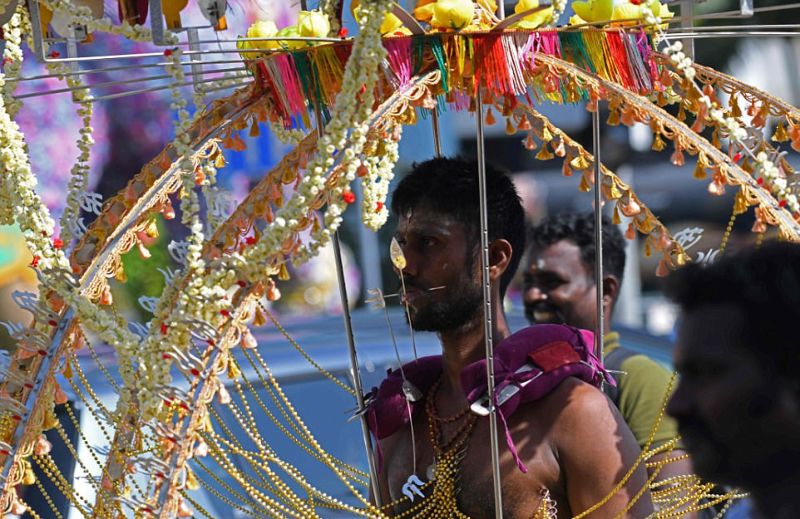 Веселый индуистский праздник с проколотыми участниками