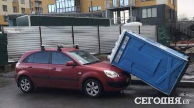 Курьезное ЧП в Киеве: на авто упал биотуалет с женщиной внутри