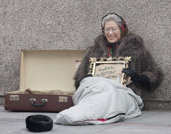 Силиконовая королева Великобритании просит милостыню на улицах Бирмингема