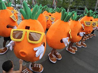 Толпа танцующих гигантских морковок позвала китаянку замуж
