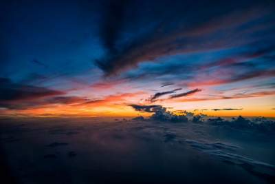 Пилот показал, как выглядит мир с высоты 10 тысяч метров. Фото