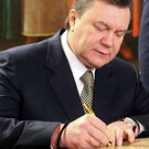 Виктор Янукович написал книгу на английском