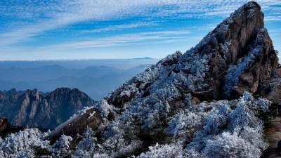 Завораживающие горы в Китае, закованные в ледяной панцирь. Фото
