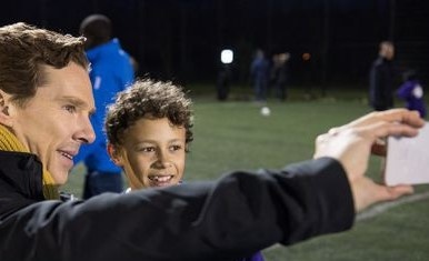 Бенедикт Камбербэтч сыграл в футбол с детьми