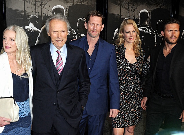 Клинт Иствуд с семьей на премьере своего нового фильма