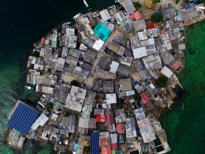 Как живется на самом густонаселенном острове планеты. Фото