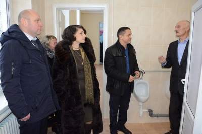 Украинские чиновники насмешили торжественным открытием туалета