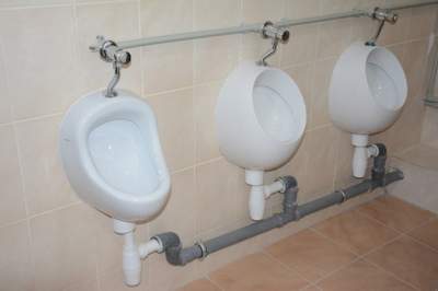Украинские чиновники насмешили торжественным открытием туалета