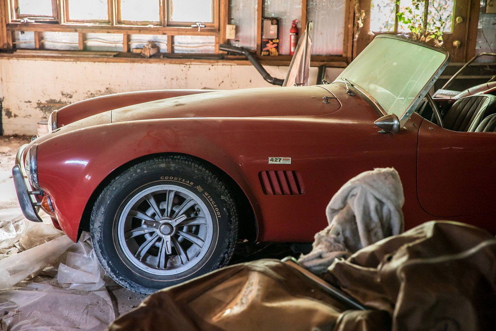 Ferrari 275 GTB и Shelby Cobra за $3.8 млн нашли в гараже заброшенного дома