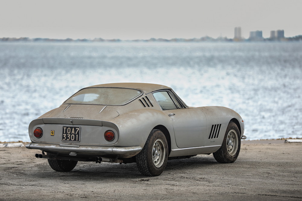 Ferrari 275 GTB и Shelby Cobra за $3.8 млн нашли в гараже заброшенного дома