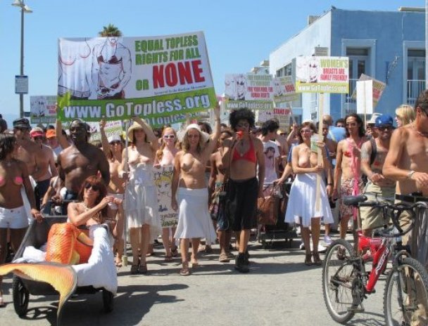 Сотни женщин в США вышли на улицы топлес, требуя равных прав с мужчинами