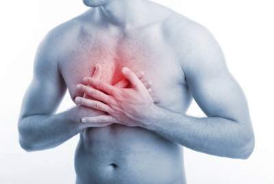 Медики рассказали, о чем может говорить боль в грудной клетке