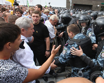 МВД возбудило дело по факту хулиганства оппозиции в День независимости