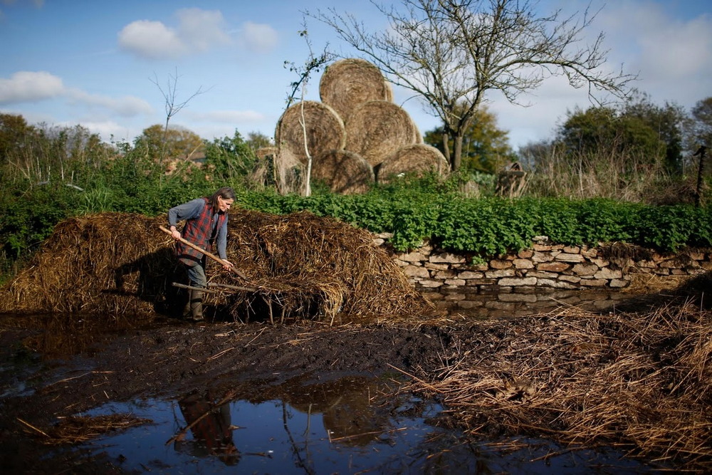 Французский фермер работает без сельхозтехники