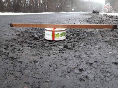 И смех, и грех: в Киеве ямы на дорогах измеряли киевским тортом