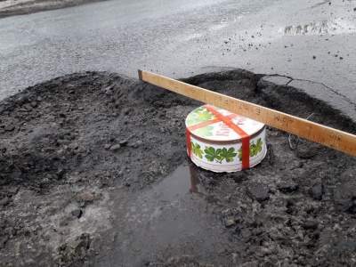 И смех, и грех: в Киеве ямы на дорогах измеряли киевским тортом