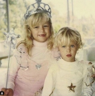 Пэрис Хилтон показала забавный детский снимок с младшей сестрой
