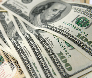 Межбанковский доллар продолжает балансировать на уровне 8 гривень