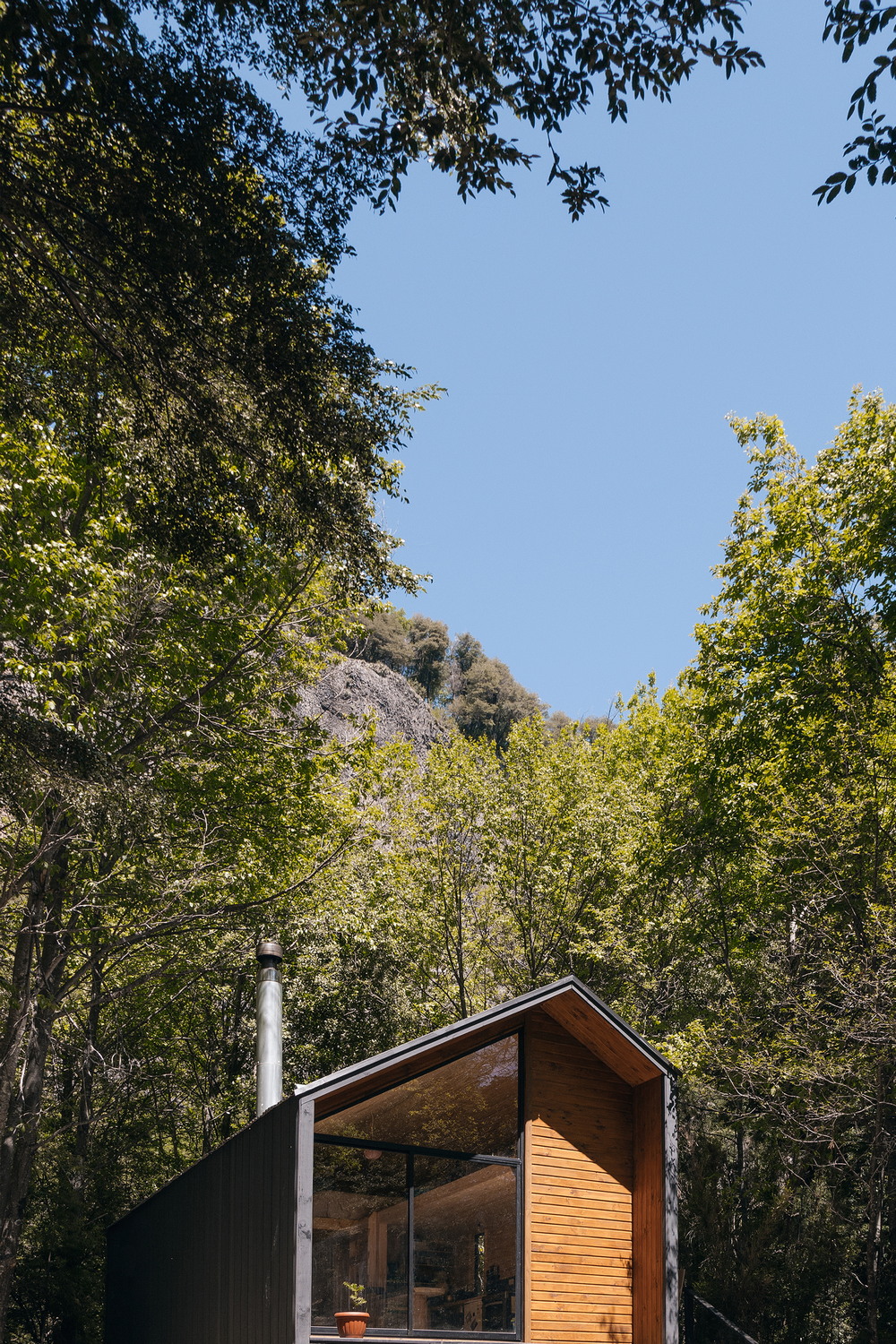 Миниатюрный домик в чилийском лесу