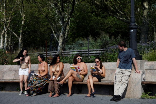 Американки объединились в "Клуб чтения топлес" и разгуливают по Нью-Йорку голышом