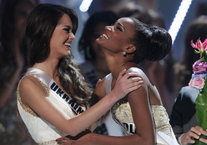 Мисс Украина поздравляет Мисс Ангола с победой