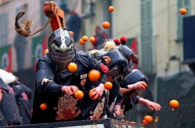 Итальянская «битва апельсинами» в ярких снимках. Фото
