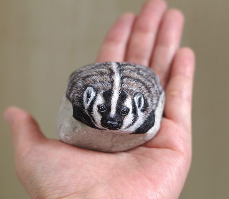 Миниатюрные животные на камнях от художницы Акие Накаты