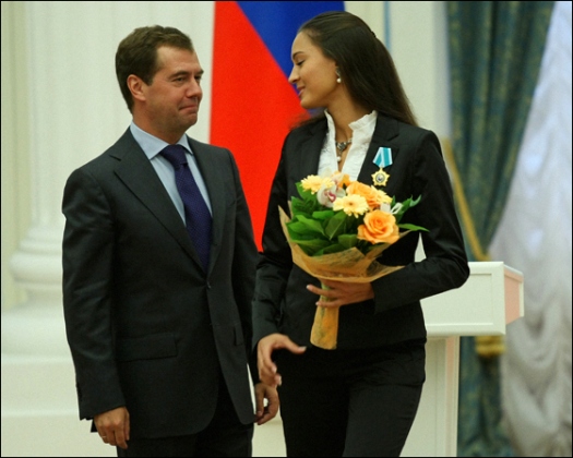 Медведев рассказал студентам, как работа дворником помогала ему регулярно водить девушек в кафе 
