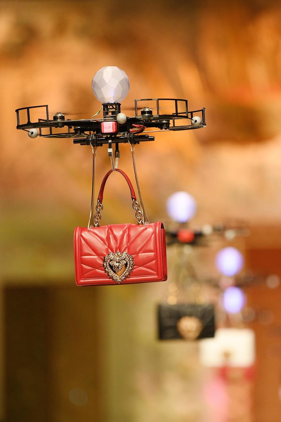 На показе мод дроны демонстрировали сумки Dolce &amp; Gabbana
