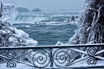 Зимняя сказка: как выглядит Ниагарский водопад в лютые морозы. Фото