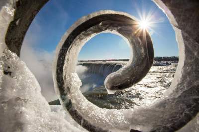 Зимняя сказка: как выглядит Ниагарский водопад в лютые морозы. Фото