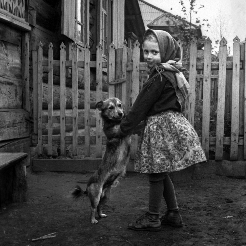 Russian vintage. Старые черно белые снимки. Фотоискусство ретро. Советский ребенок с собакой. Старинные черно белые фотографии.