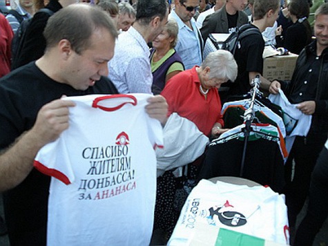 Бизнесмен, которого прессовали за скандальные футболки, уехал из Украины 