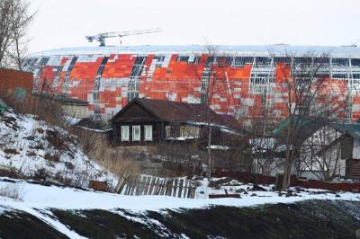 В соцсетях высмеяли пафосный российский стадион на фоне старой избушки
