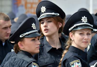 Очаровательные девушки-полицейские из разных стран. Фото