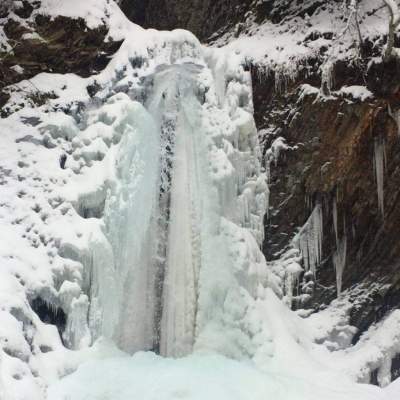 Мороз превратил водопады Украины в льдины. Фото
