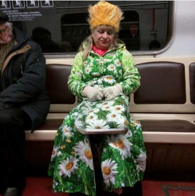 Украинцев насмешила «женщина-весна» в харьковском метро
