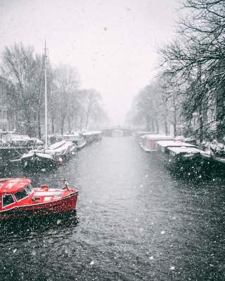 Заснеженный Амстердам в ярких снимках. Фото