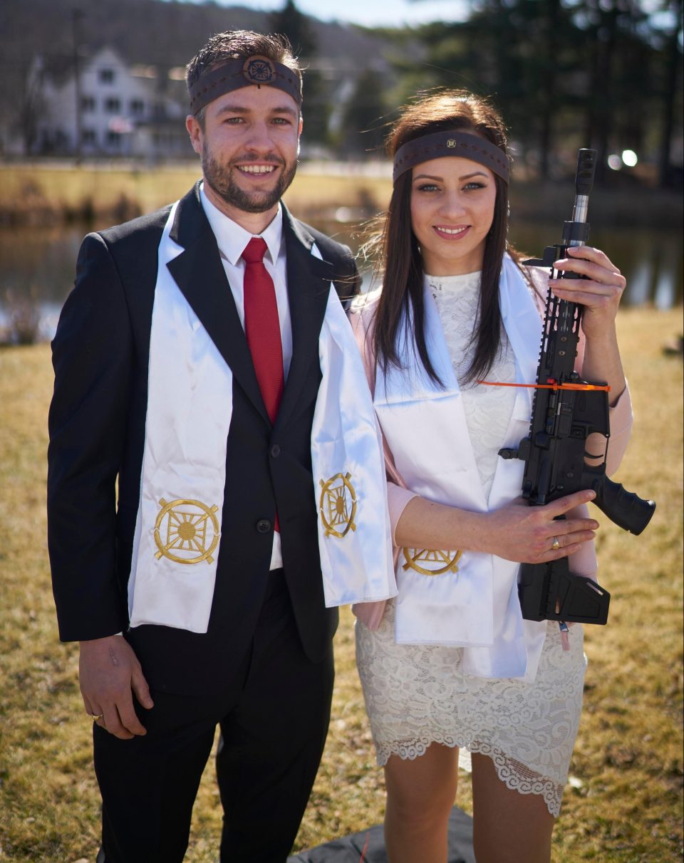 Массовая церемония бракосочетания в церкви поклонников оружия