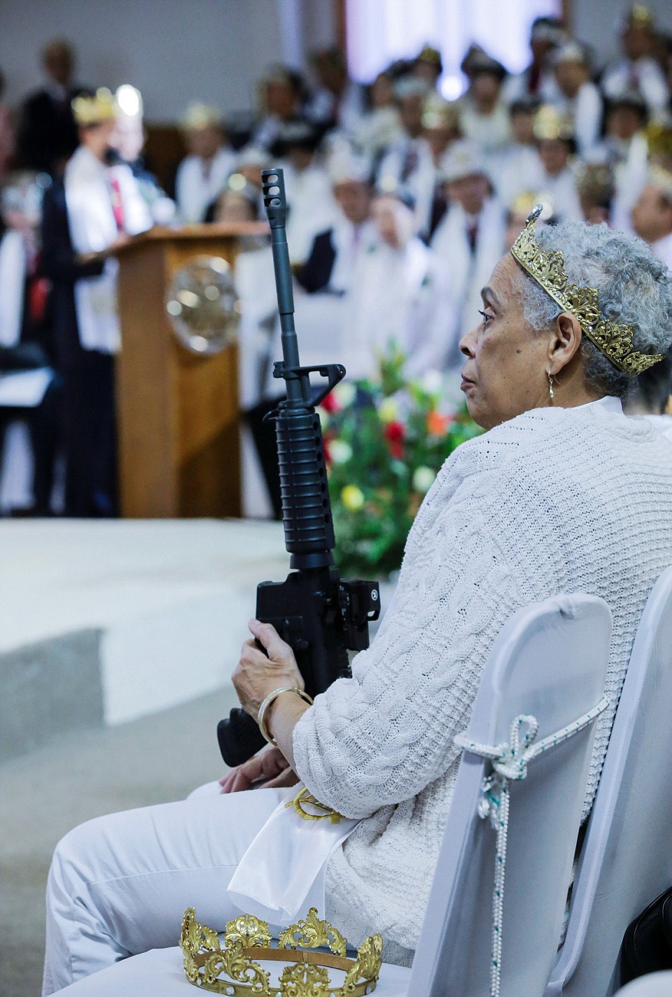 Массовая церемония бракосочетания в церкви поклонников оружия